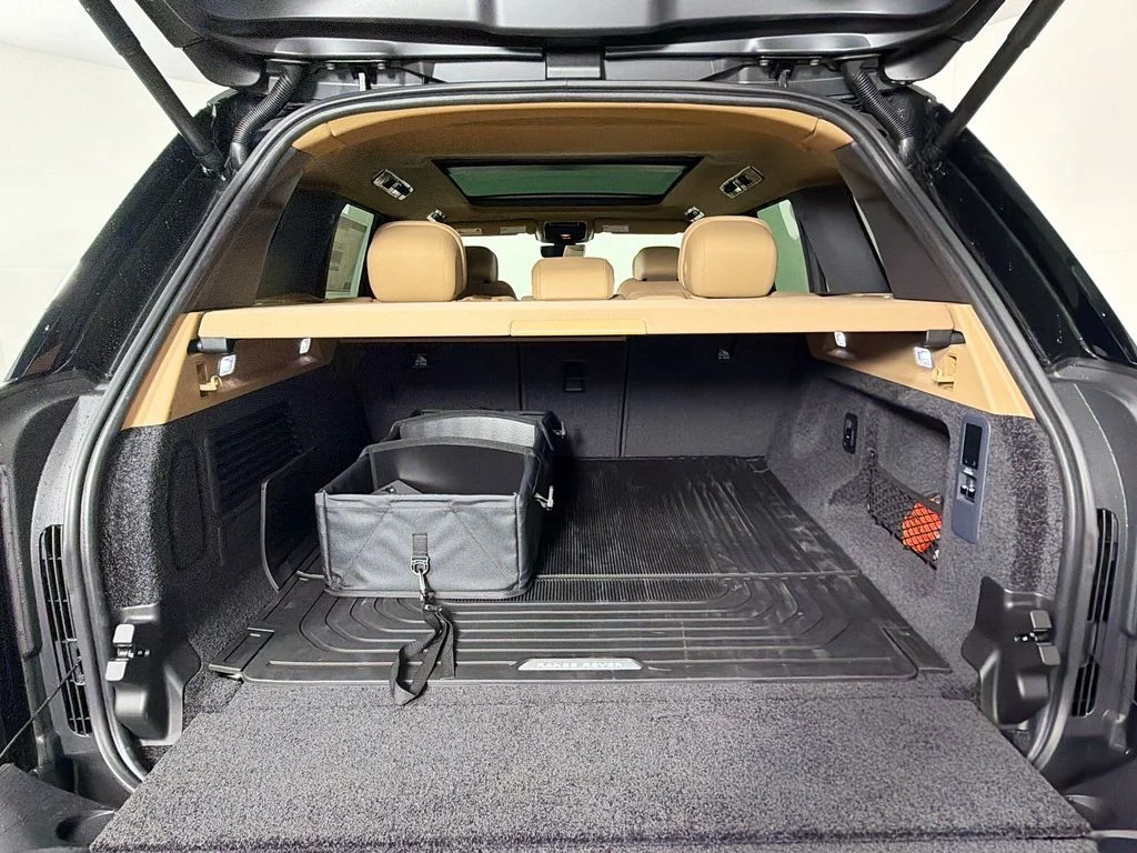 New 2026 Santorini Black Land Rover SE image 28