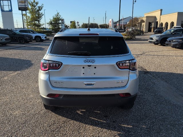 Used 2025 Silver Jeep Latitude image 3
