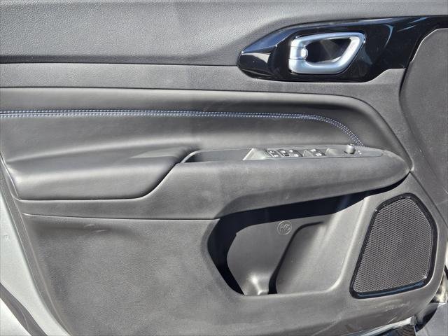 New 2026 Silver Zynith Metallic Clear-Coat Exterior Paint Jeep Latitude image 12