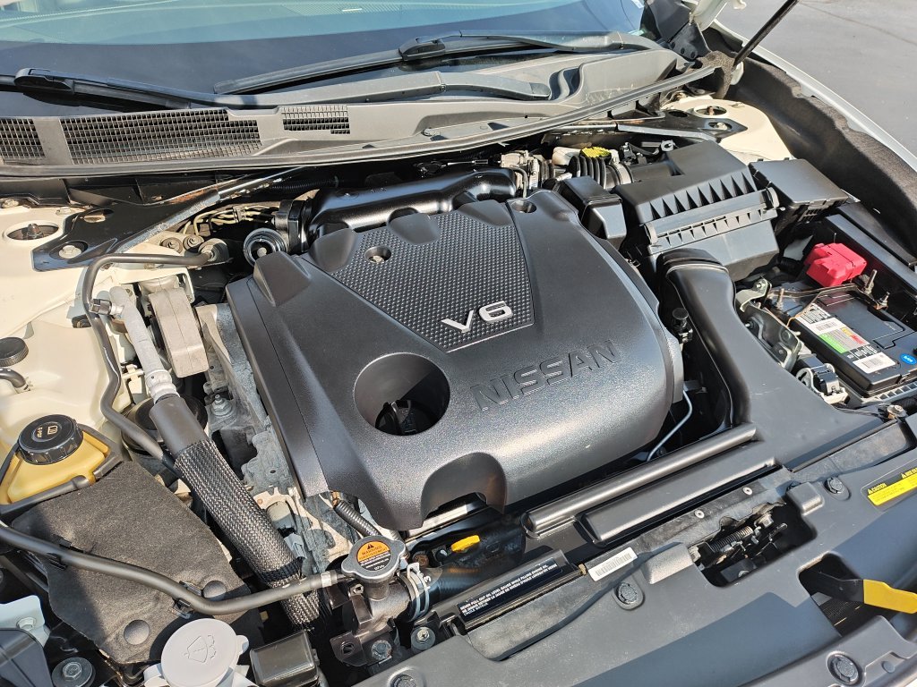 Used 2018 White Nissan Platinum image 25