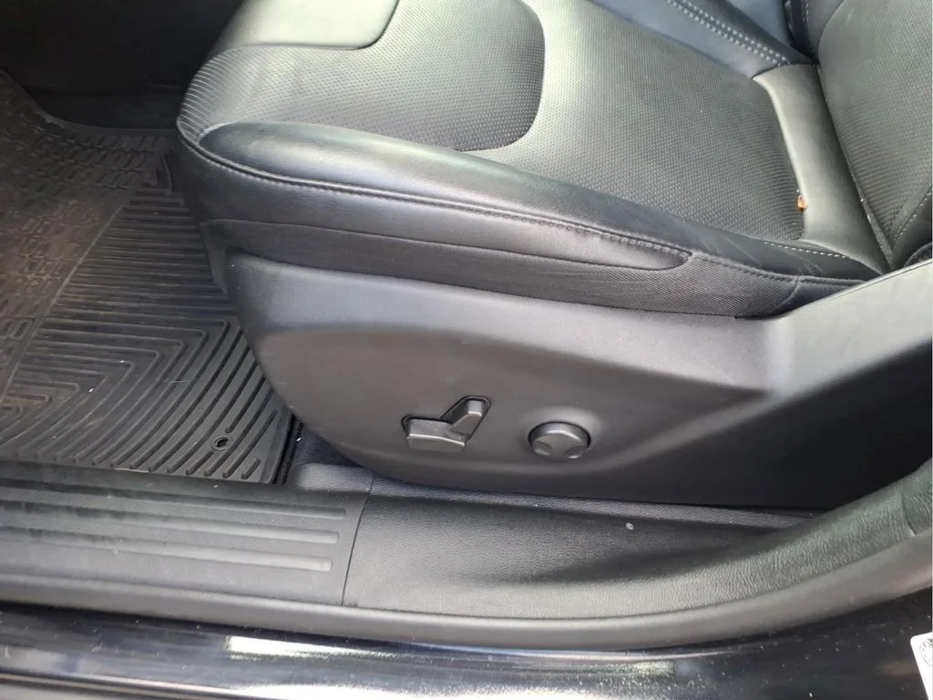 Used 2022 Black Jeep Latitude Lux image 16