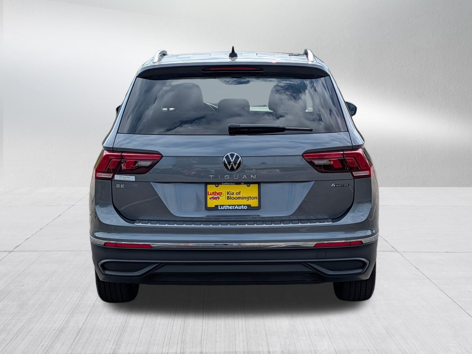 Used 2024 Platinum Gray Metallic Volkswagen SE image 6