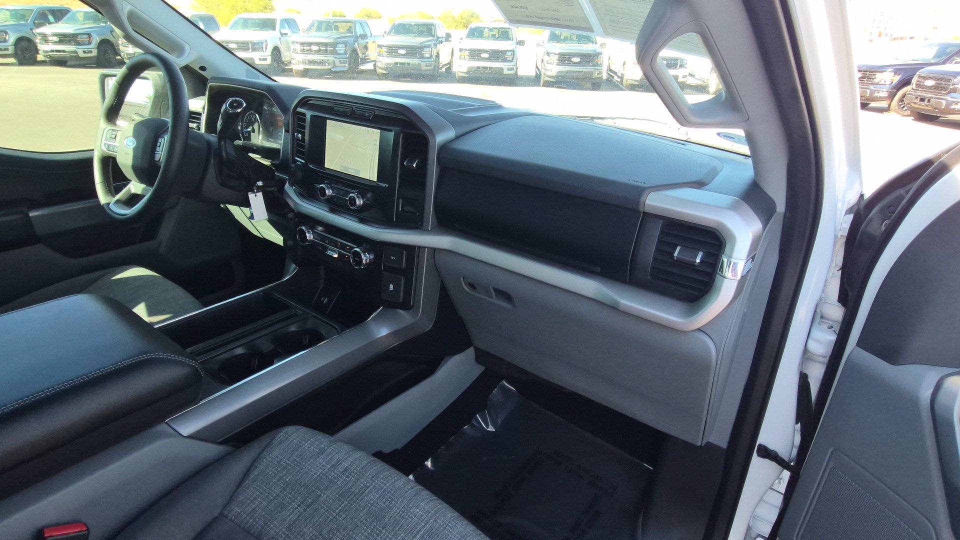 Used 2022 Oxford White Ford XLT image 30