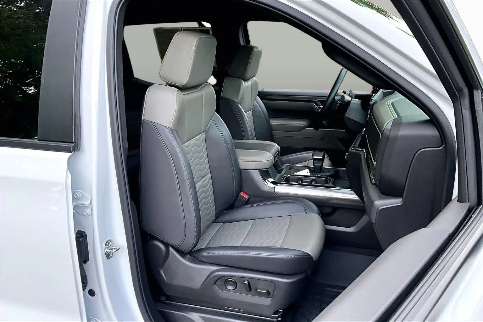 2025 Chevrolet Silverado 1500 ZR2 - Photo 8