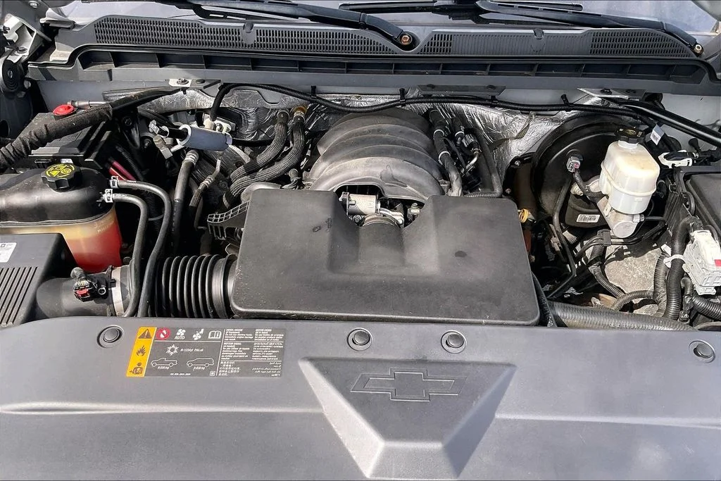 Used 2018 Silver Ice Metallic Chevrolet Custom image 8