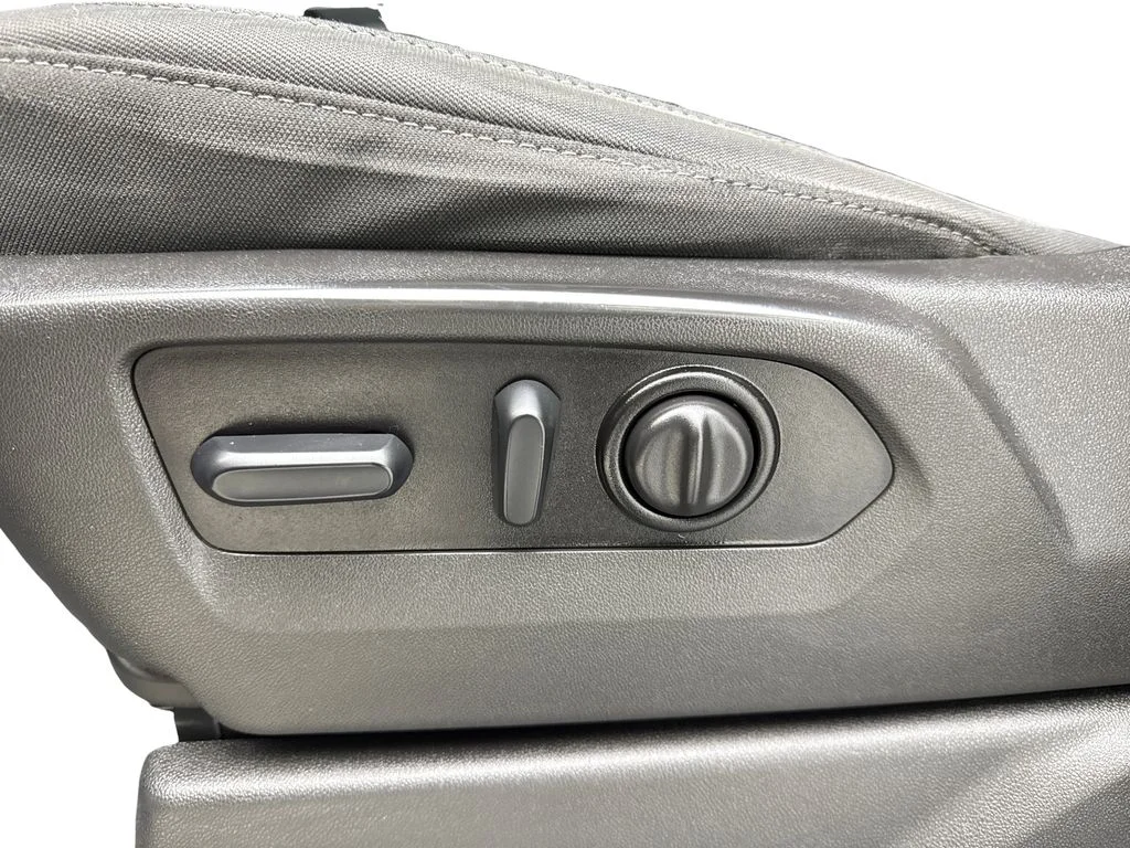 Used 2022 Silver Chevrolet Custom image 28