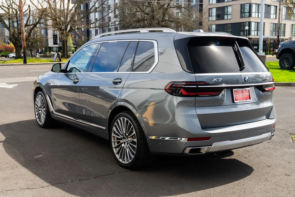 Used 2023 Gray BMW xDrive40i image 4