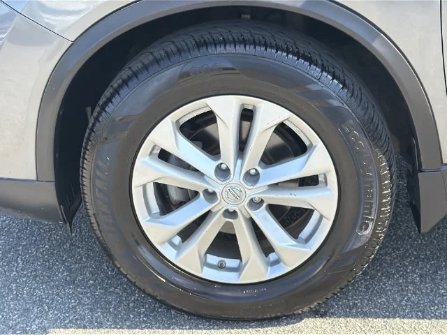 Used 2016 Gray Nissan SV image 37