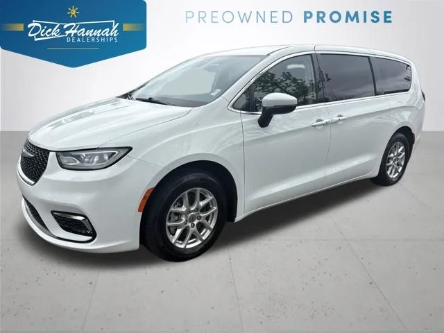 2023 Chrysler Pacifica Touring L's photo