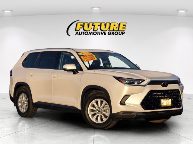 Used 2025 Off-white Toyota XLE image 1