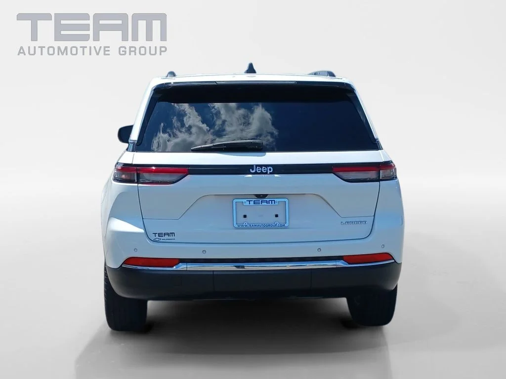 Used 2023 White Jeep Laredo image 6