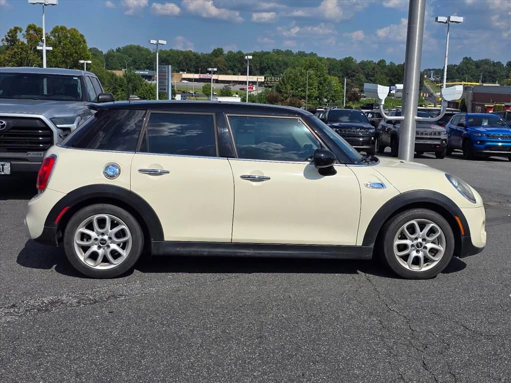 Used 2016 White MINI Base image 9
