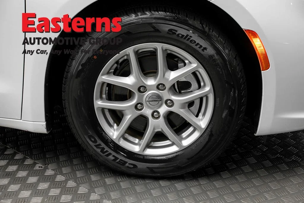 Used 2023 White Chrysler Touring L image 31