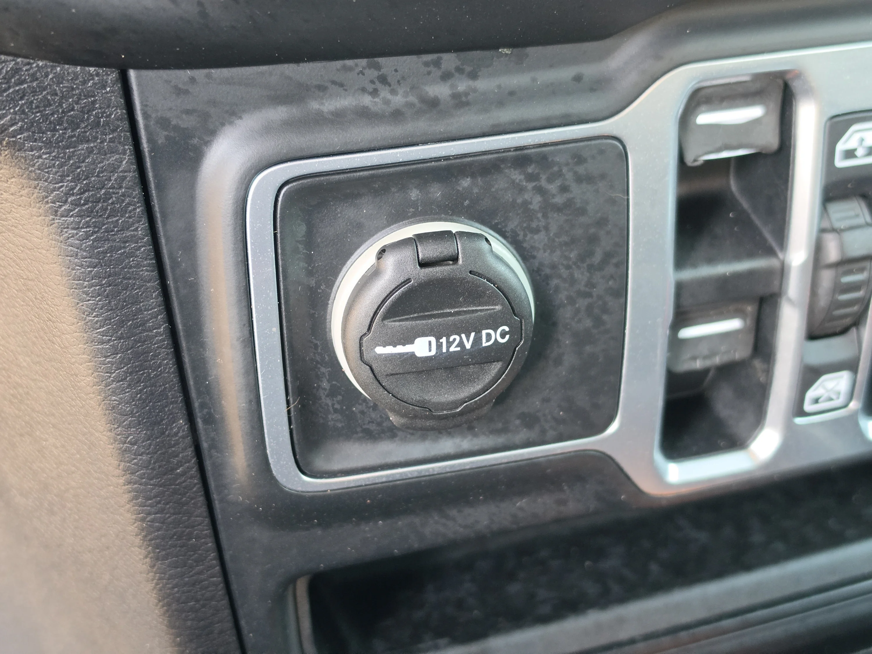 Used 2018 Granite Crystal Metallic Clearcoat Jeep Sahara image 28