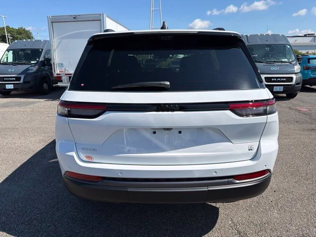 New 2026 White Jeep  image 4