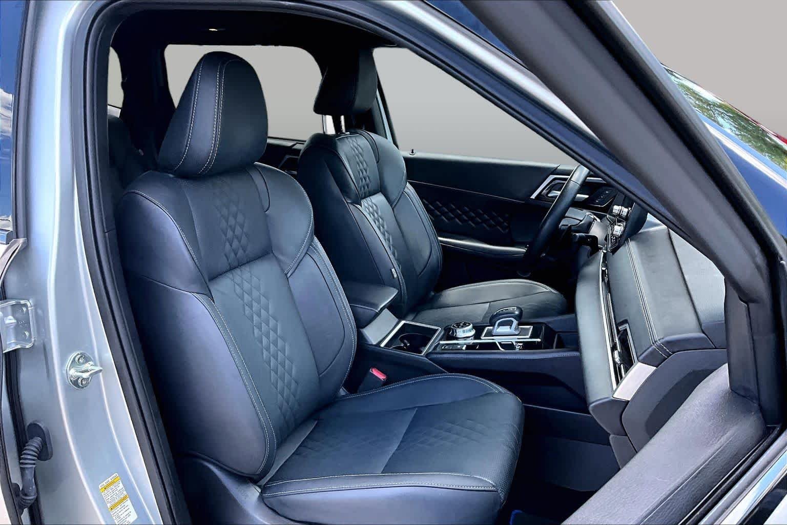 Used 2025 Alloy Silver Metallic/Black Roof Mitsubishi SEL Black Edition image 9