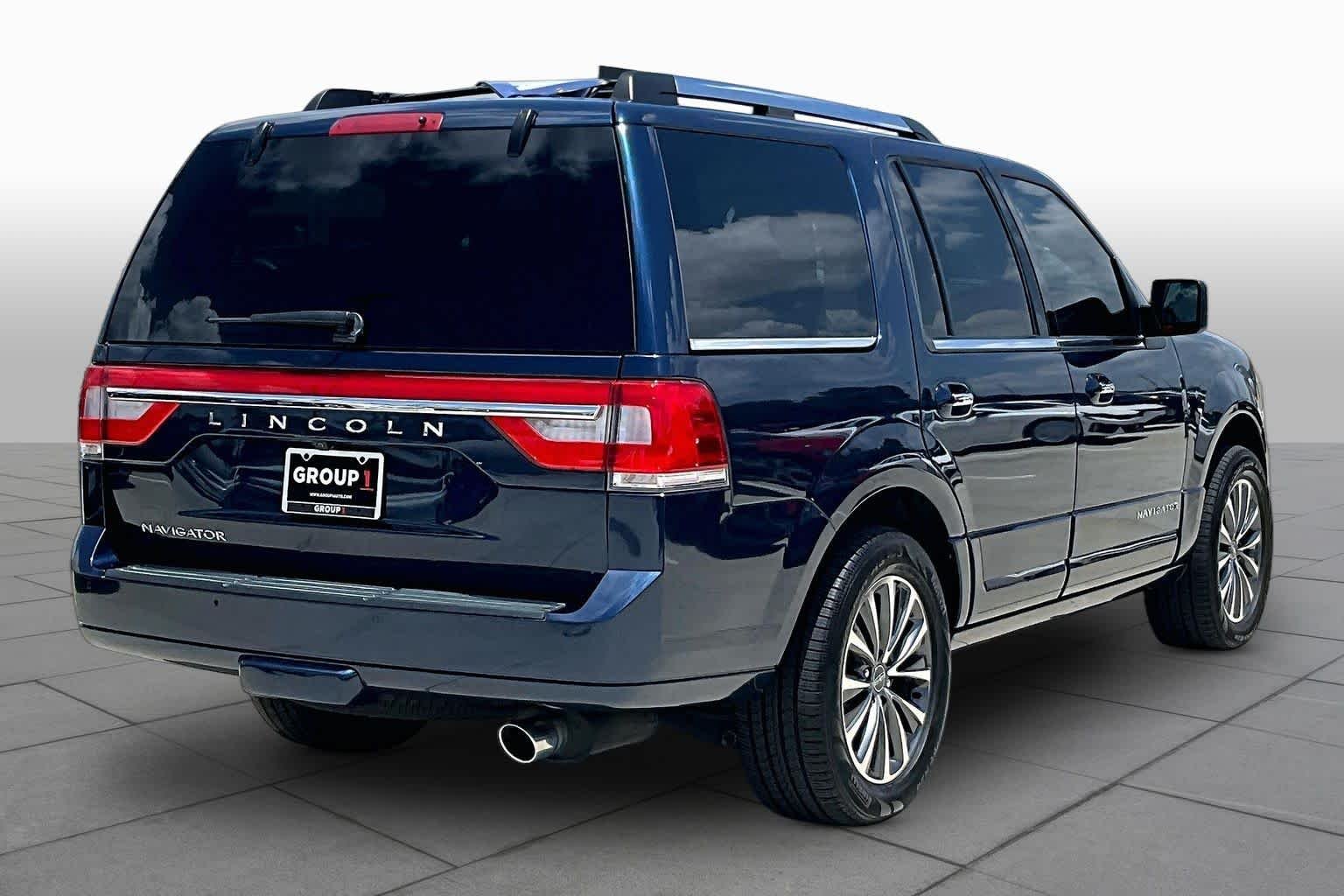 Used 2017 Midnight Sapphire Blue Metallic Lincoln Select image 12