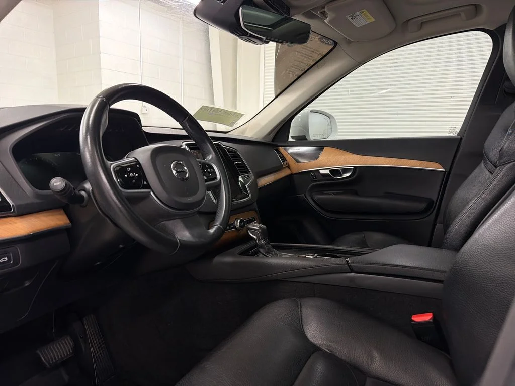 Certified Used 2022 White Volvo T6 Momentum image 5