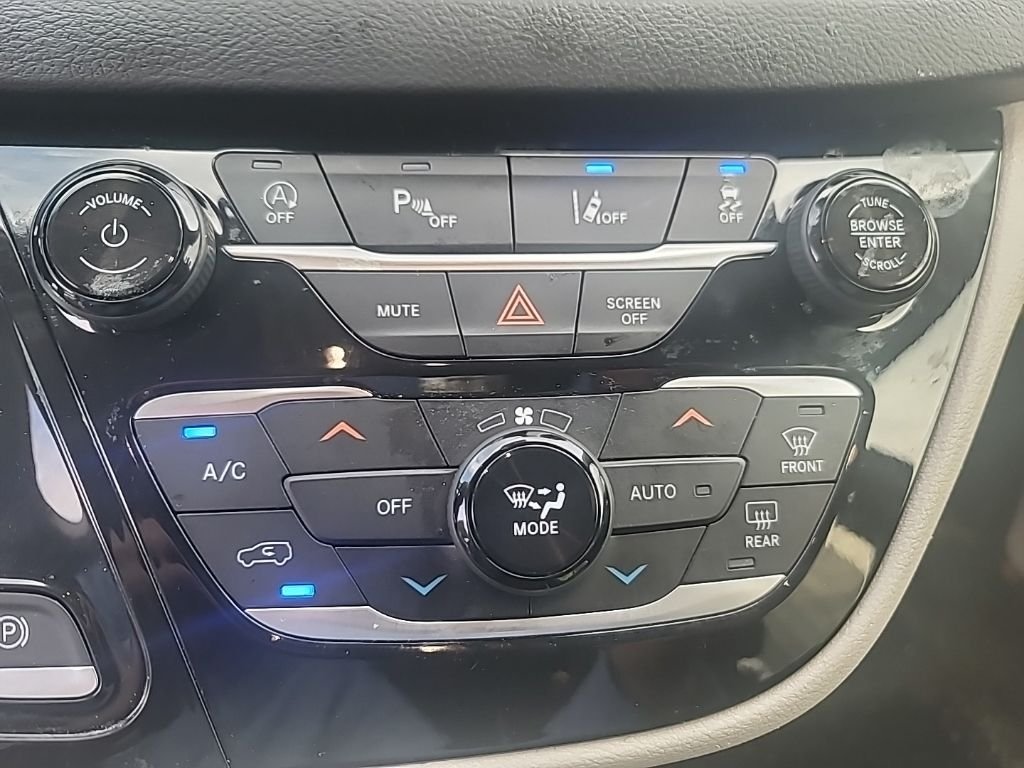 Used 2022 White Chrysler Touring L image 19