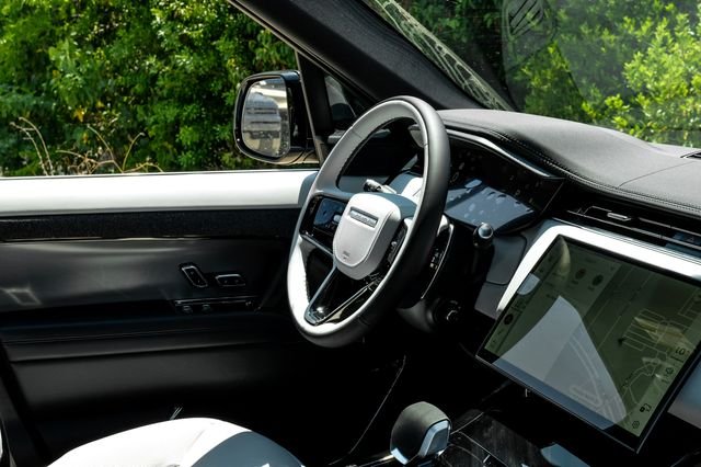 New 2026 Ostuni Pearl White Premium Metallic Land Rover Dynamic SE image 21