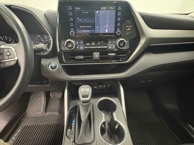 Used 2020 White Toyota XLE image 25