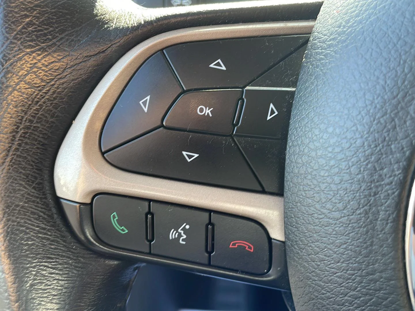 Used 2016 Granite Crystal Metallic Clearcoat Jeep Latitude image 14
