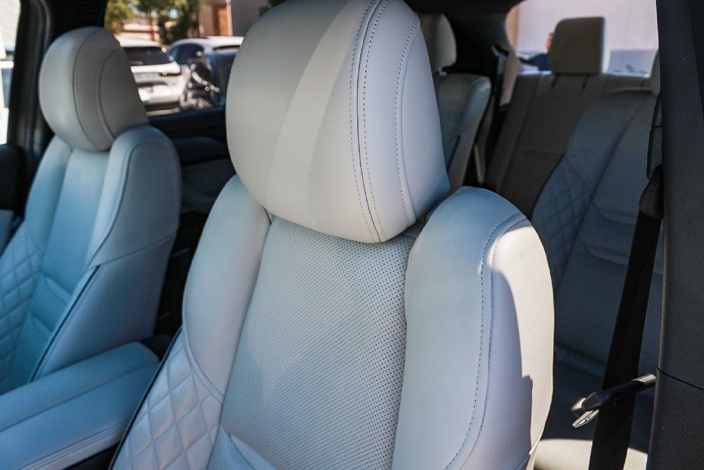 Used 2023 White Mazda Signature image 25