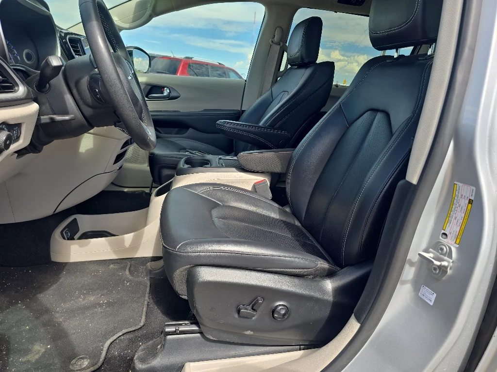 Used 2024 Silver Chrysler Touring L image 10