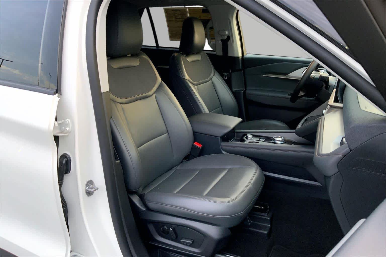Used 2025 Star White Metallic Tri-Coat Ford Active image 9