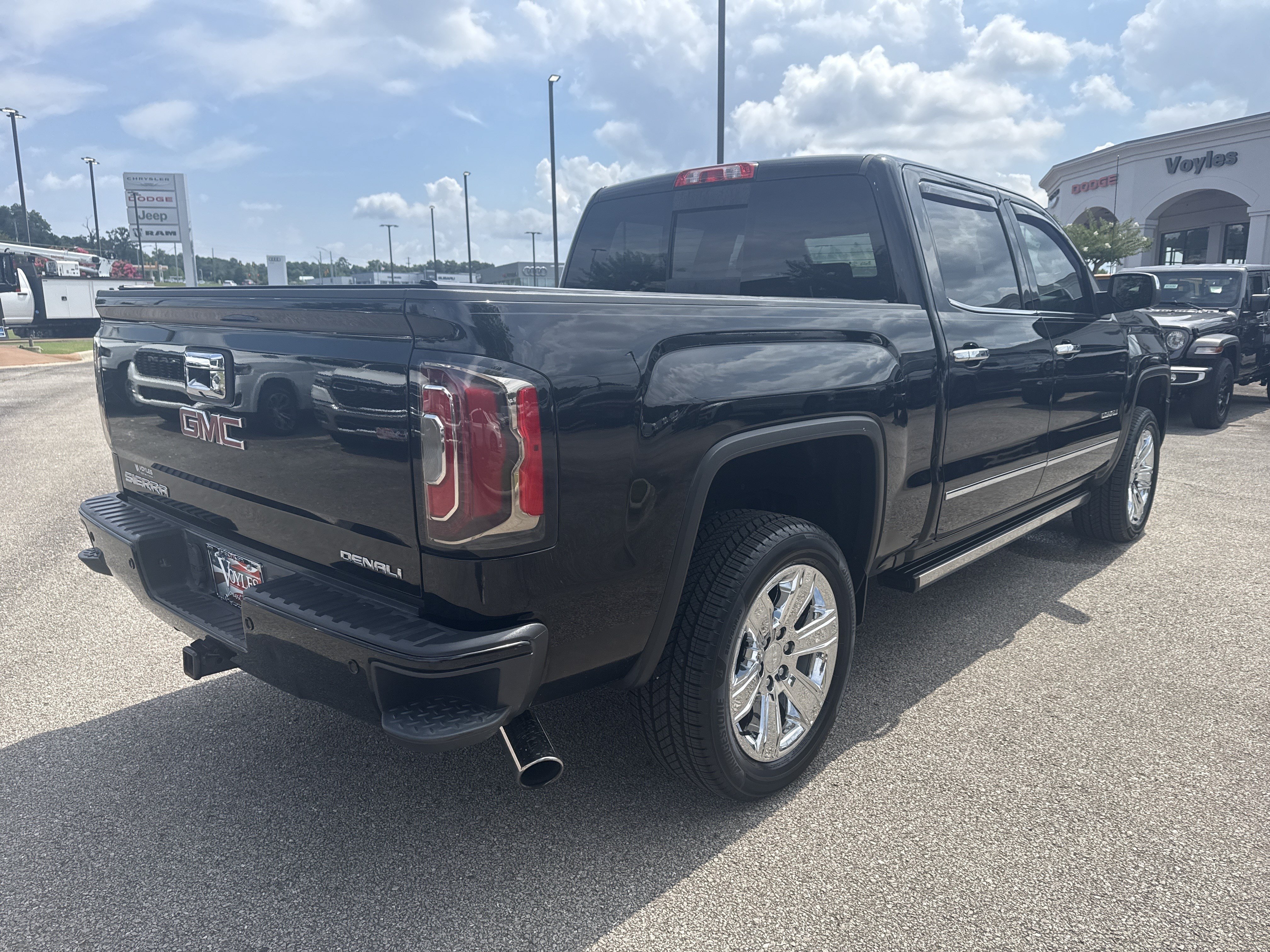 Used 2018 Onyx Black GMC Denali image 7