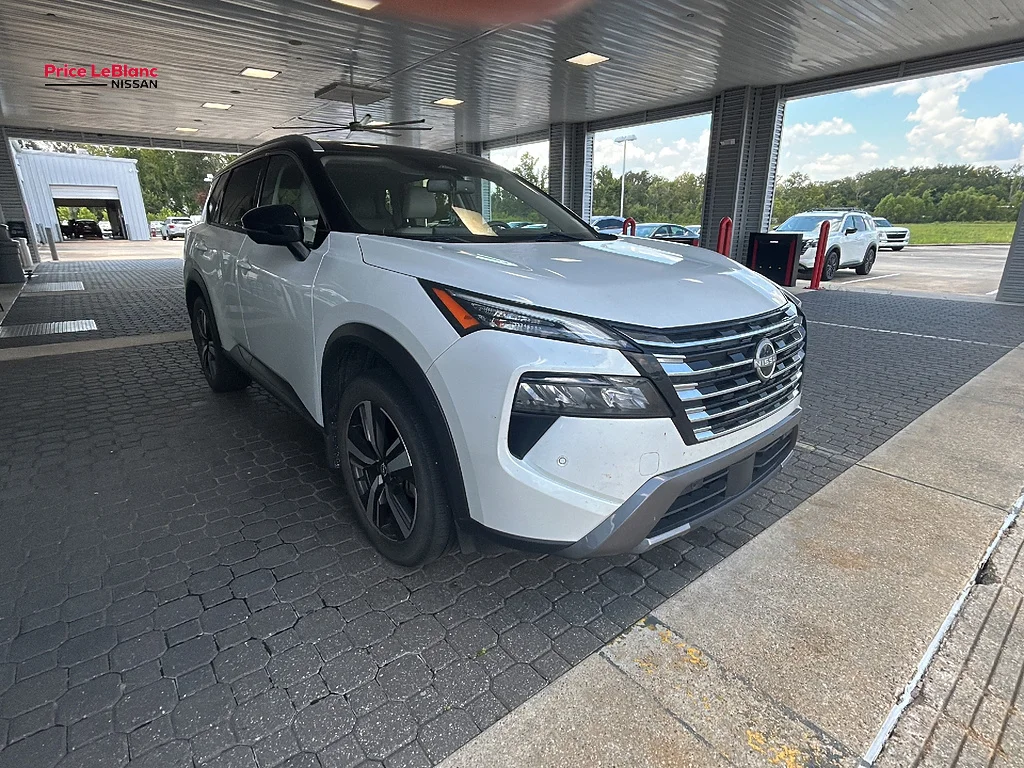 Certified Used 2024 Everest White Pearl TriCoat/Super Black Nissan SL image 4