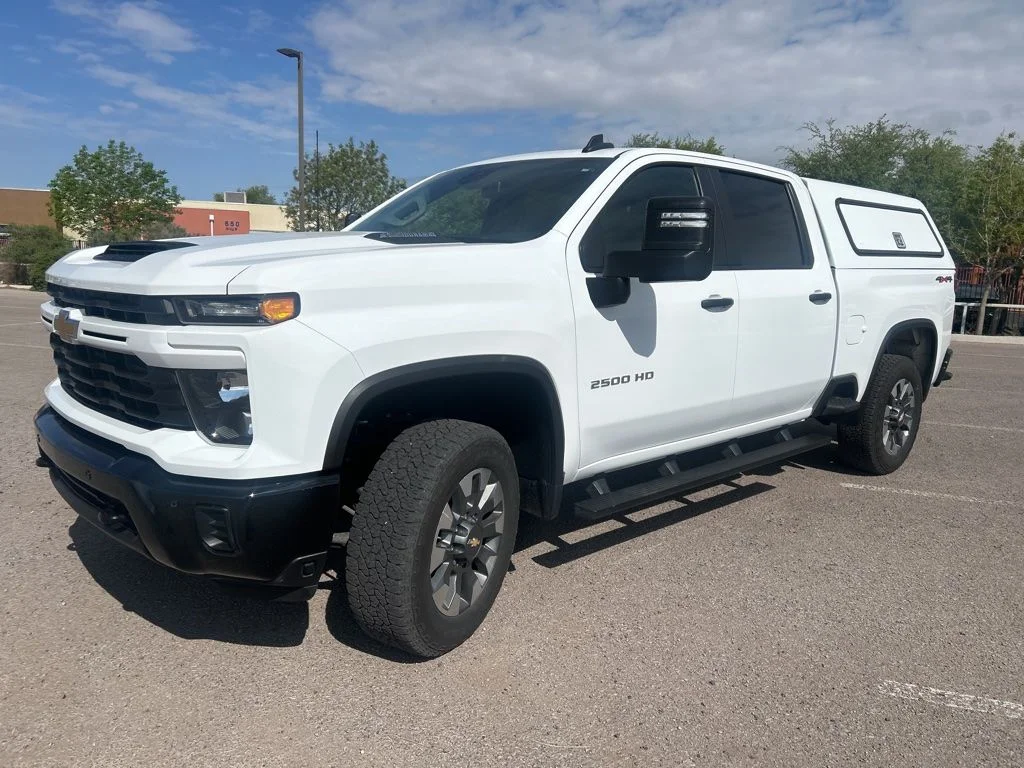 Used 2025 White Chevrolet Custom image 4