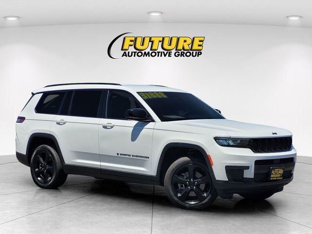 Used 2023 White Jeep Altitude image 1