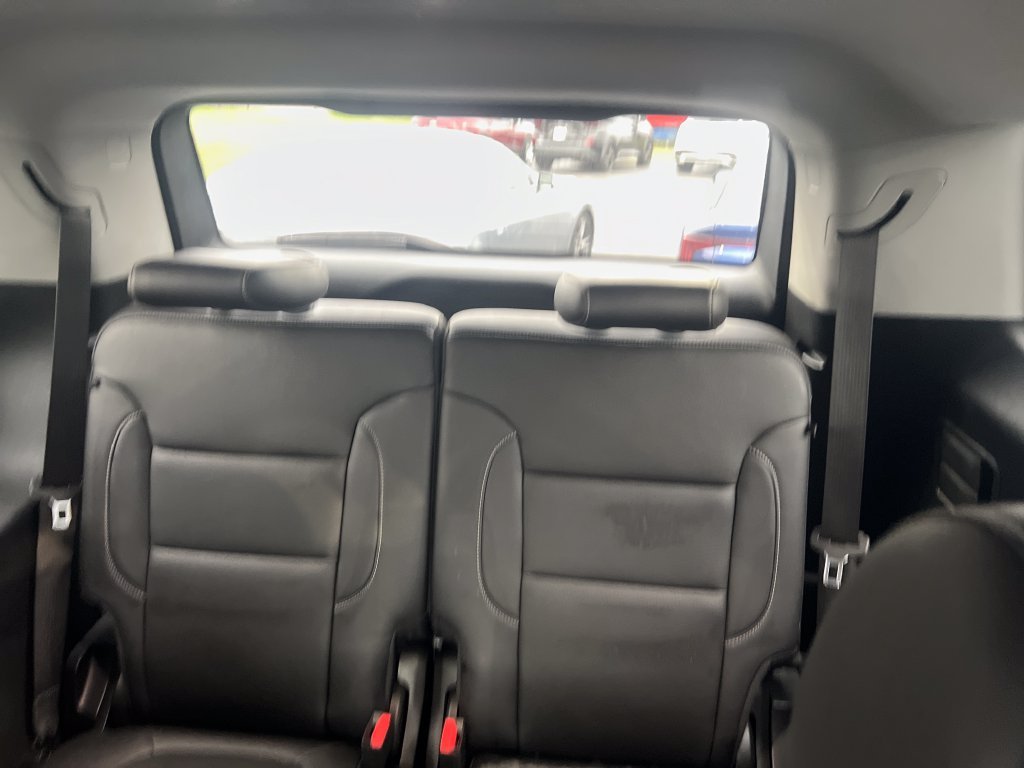 Used 2022 White GMC SLT image 25