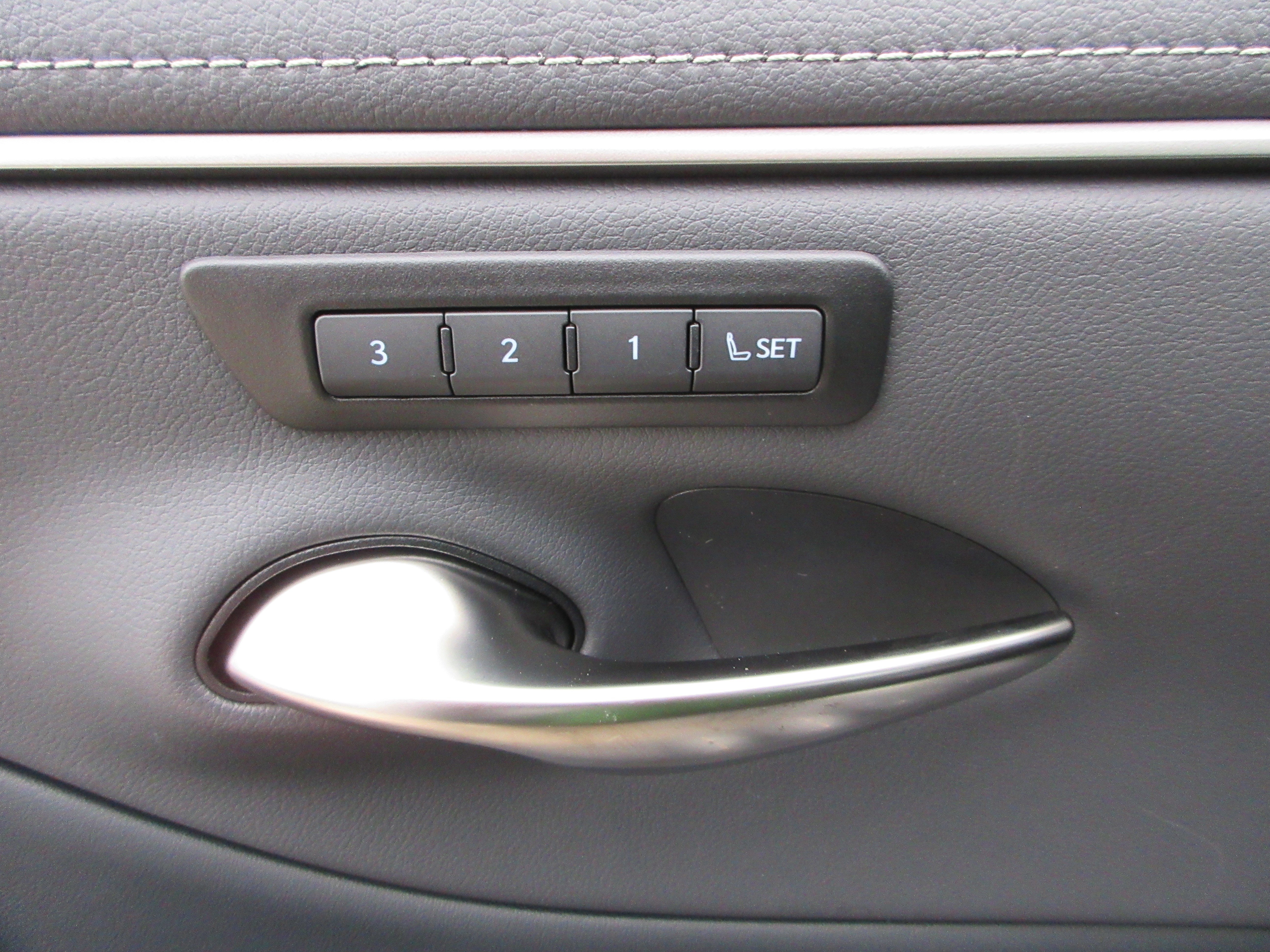 2025 Lexus ES 350 - Photo 26