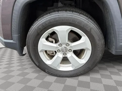 Used 2020 Gray Jeep Latitude image 14