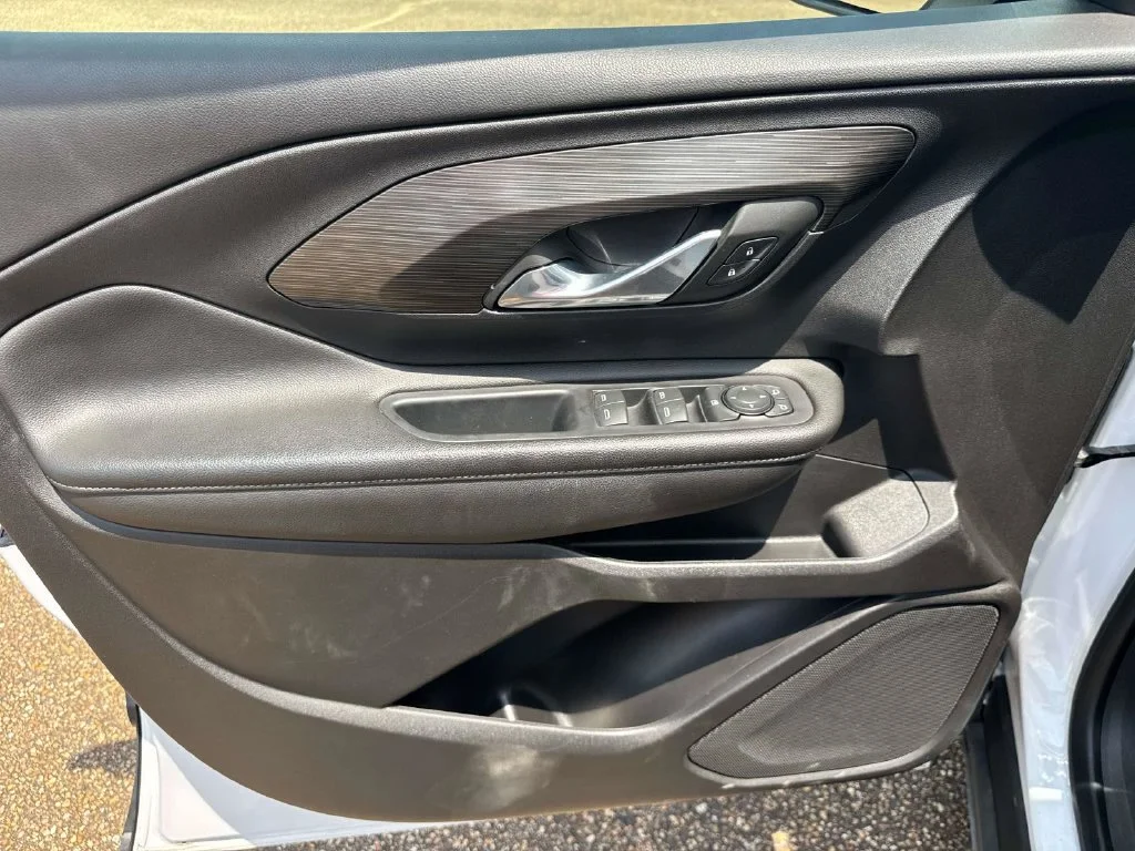 Used 2024 White GMC SLE image 27