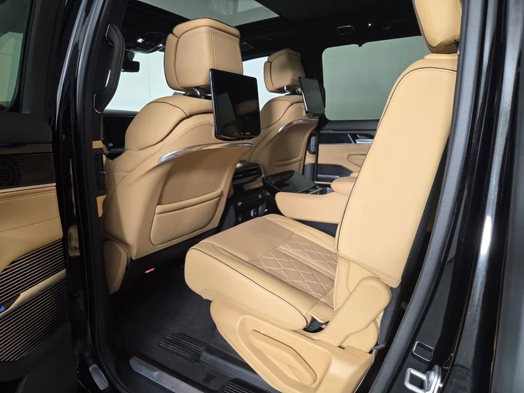 Used 2025 Diamond Black Crystal Pearlcoat Jeep Series III Obsidian image 27