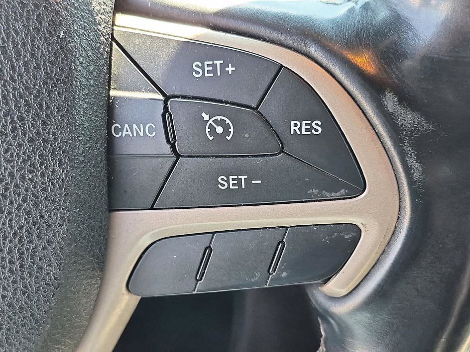 Used 2016 Brilliant Black Crystal Pearlcoat Jeep Limited image 17