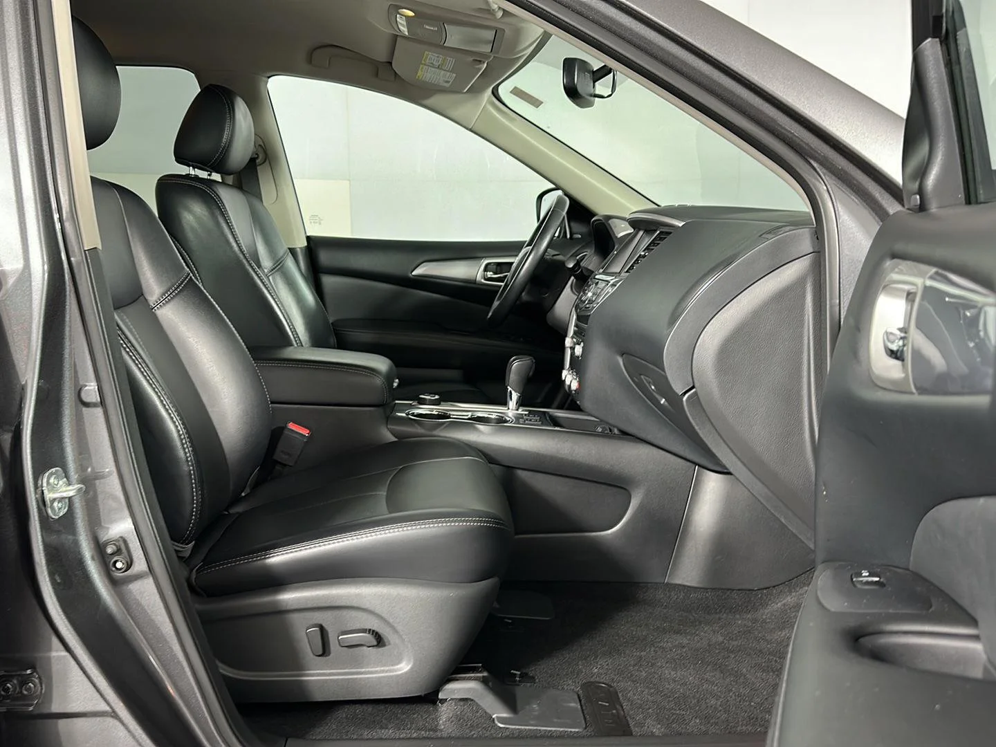 Used 2020 Gun Metallic Nissan SL image 33