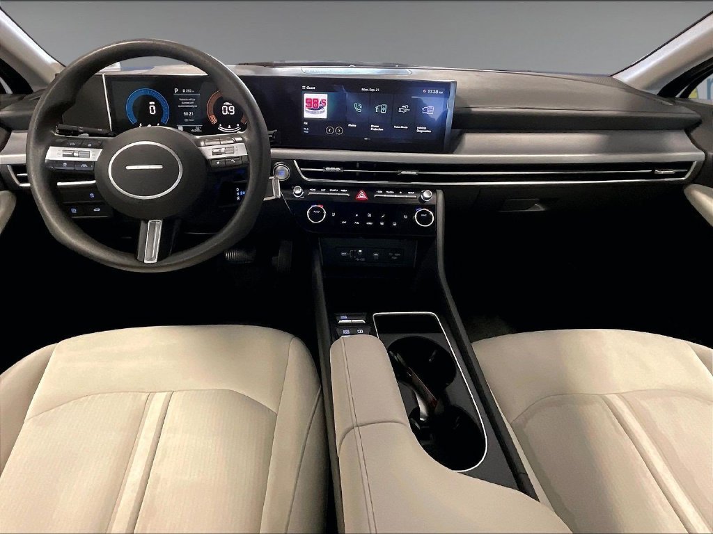 Used 2025 White Hyundai SEL image 21