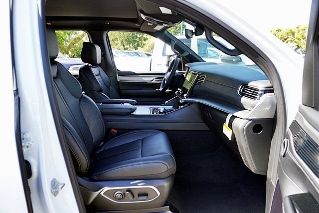 New 2026 Bright White Clear-Coat Exterior Paint Jeep Limited Altitude image 14