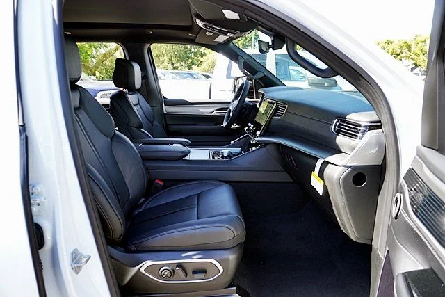 New 2026 Bright White Clear-Coat Exterior Paint Jeep Limited Altitude image 13