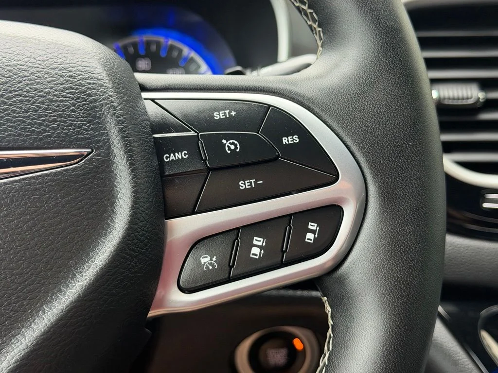 Used 2025 White Chrysler Select image 19