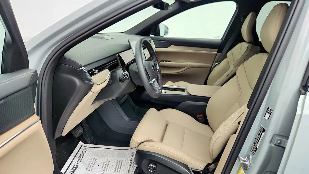 Used 2025 Vapour Grey Metallic Volvo Twin Motor Ultra 7-Seater image 18