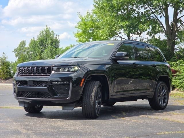 New 2026 Diamond Black Crystal Pearlcoat Jeep Limited Reserve image 22