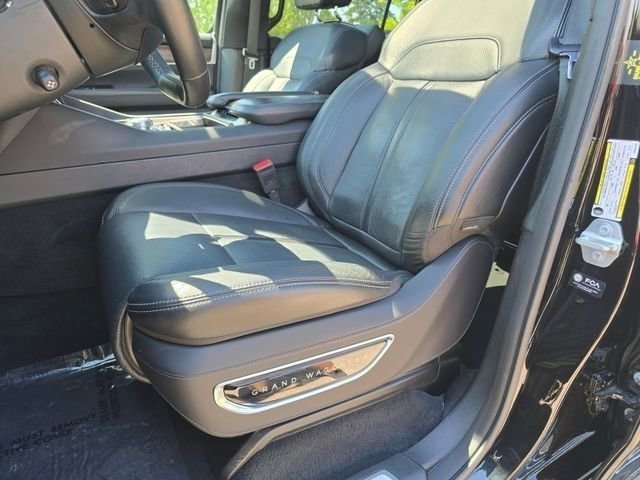Used 2025 Diamond Black Crystal Pearlcoat Jeep Base image 5