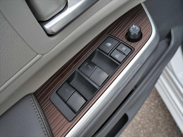 Certified Used 2022 WIND CHILL PEARL Toyota  image 20