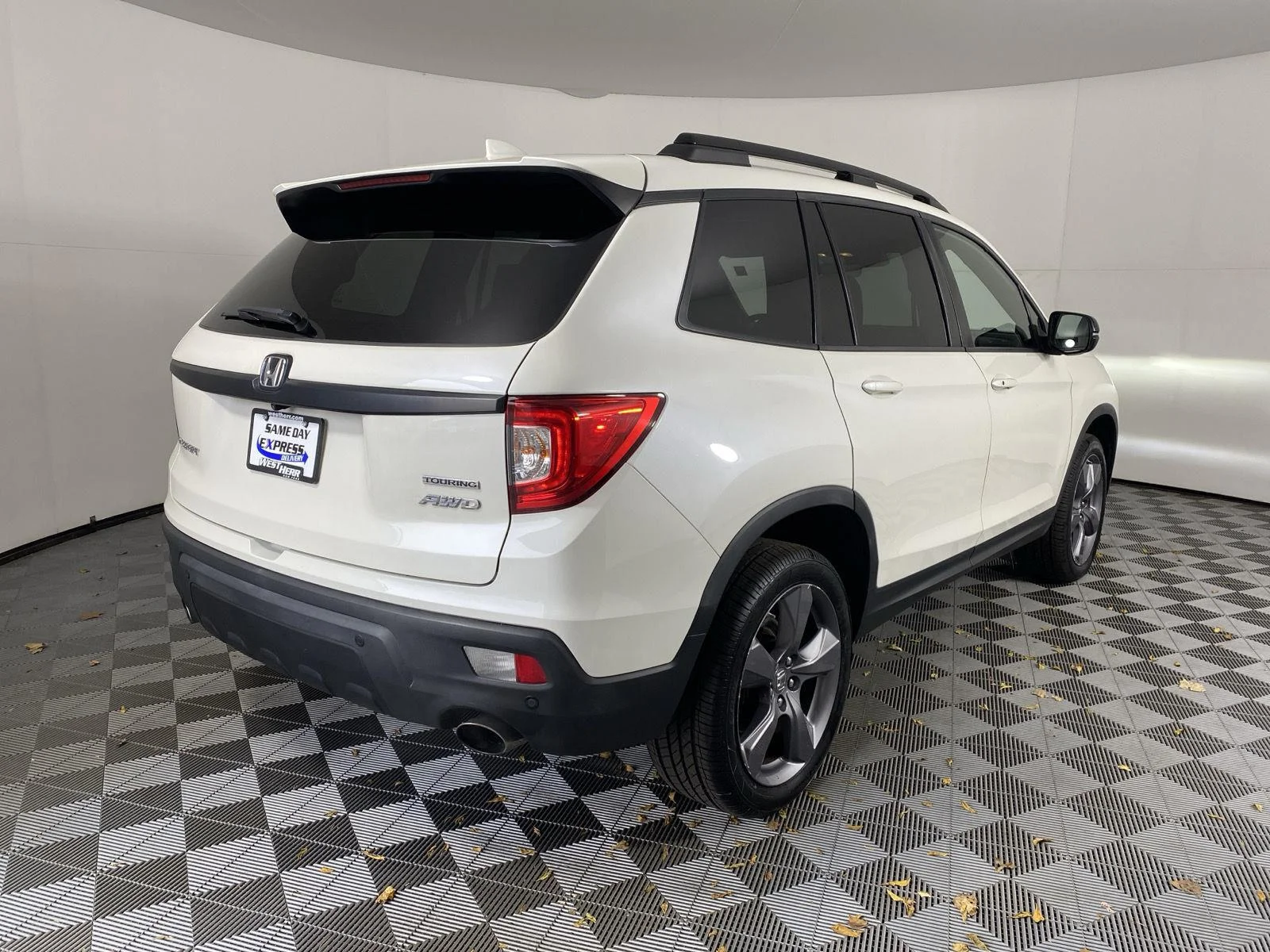 Used 2019 White Diamond Pearl Honda Touring image 9