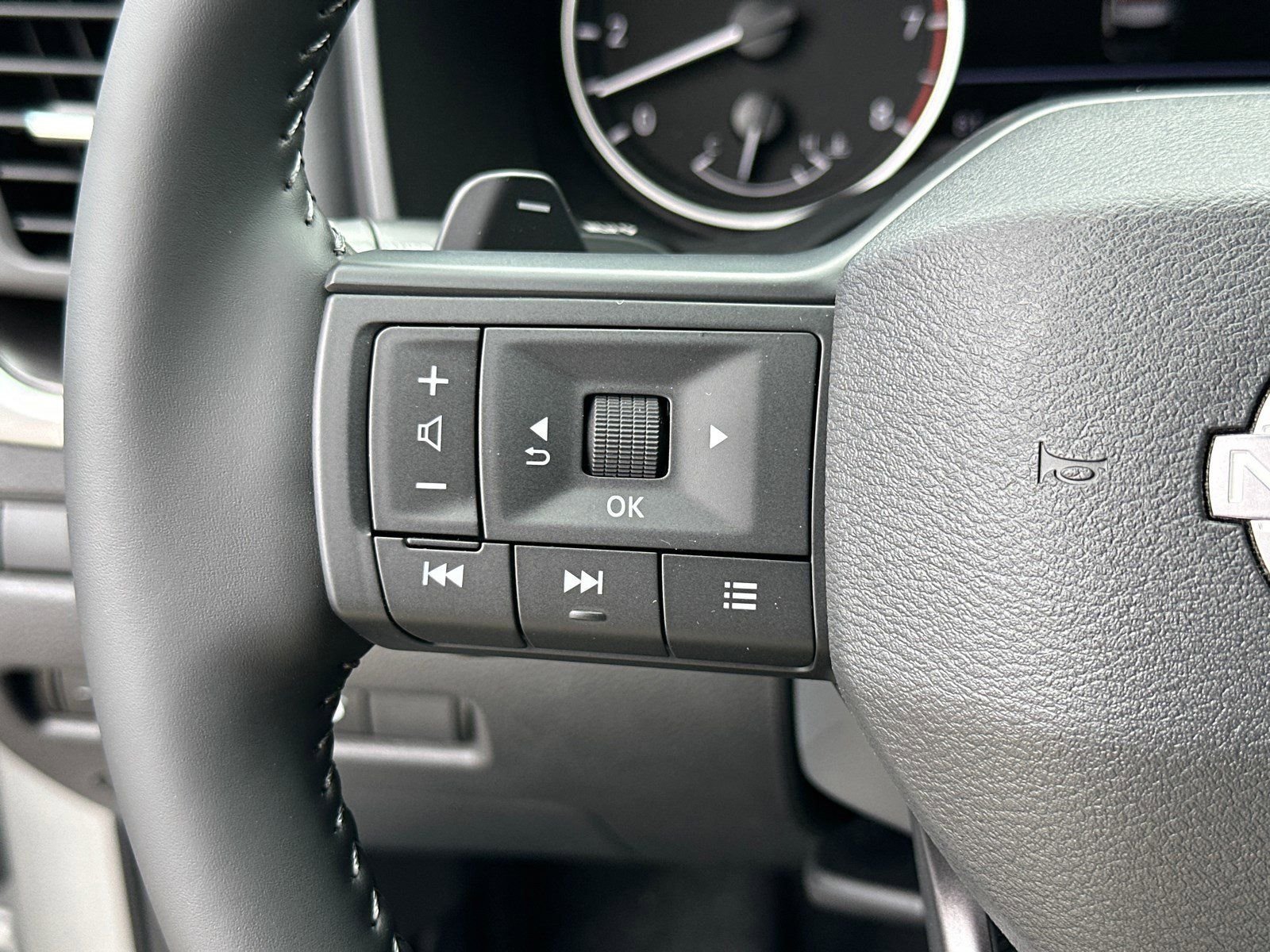 2025 Nissan Rogue SV - Photo 27